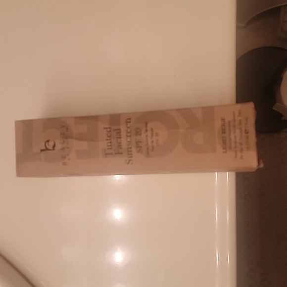 New! Beauty by Earth Tinted Sunscreen - Picture 5 of 6